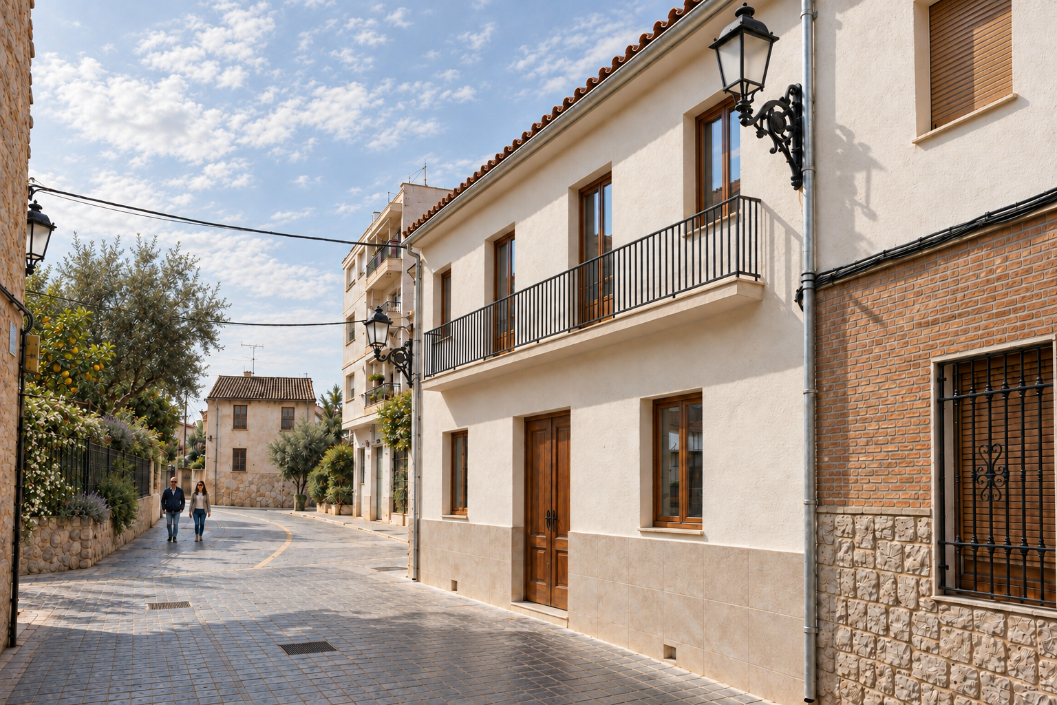 Fachada de Casa Bocairente vista desde la calle con balcón, cubierta de teja y carpinterías de madera